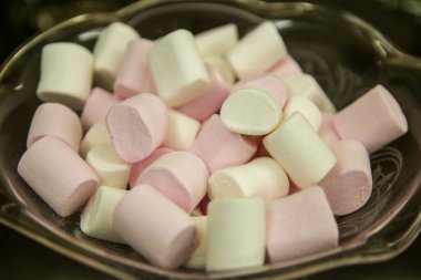 Bir tabak dolusu pembe ve beyaz lokum.