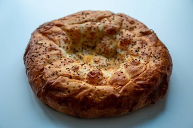 Türkiye 'de susamlı geleneksel Türk ekmeğinin izole edilmiş fotoğrafı. Düz ve yuvarlak Pide ekmeği