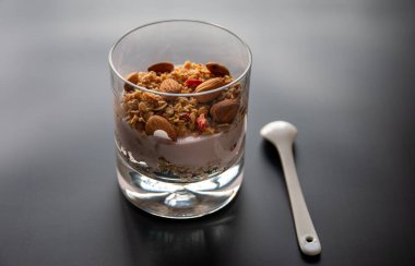 Tahıl ve bademli diyet yoğurdun izole edilmiş fotoğrafı, sağlıklı kahvaltı konsepti.