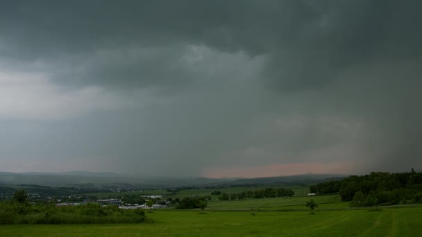 雷暴以螺栓和闪电在农村风景 — 图库视频影像