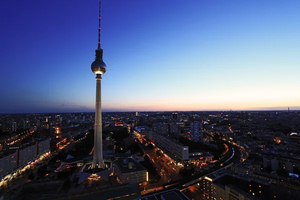 Berlin Alexanderplatz på natten — Stockfoto