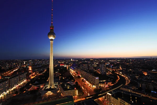 Berlin Alexanderplatz på natten — Stockfoto