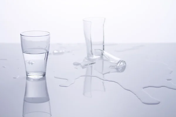 Two glasses broken and whole on the table — Stock Photo, Image