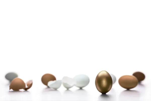 Golden egg in a row of the brown eggs. — Stock Photo, Image