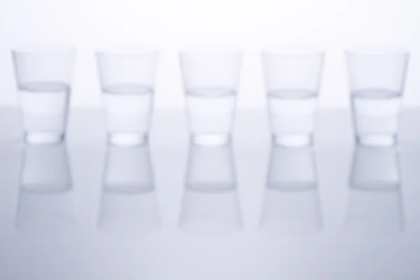 Set mit Wasser gefüllte Gläser — Stockfoto