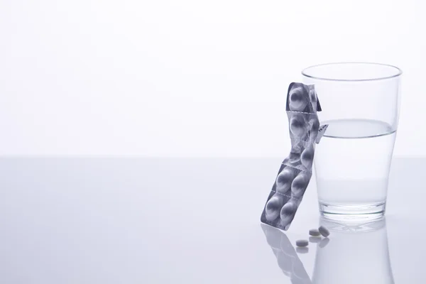 Glas Wasser und Pillen — Stockfoto