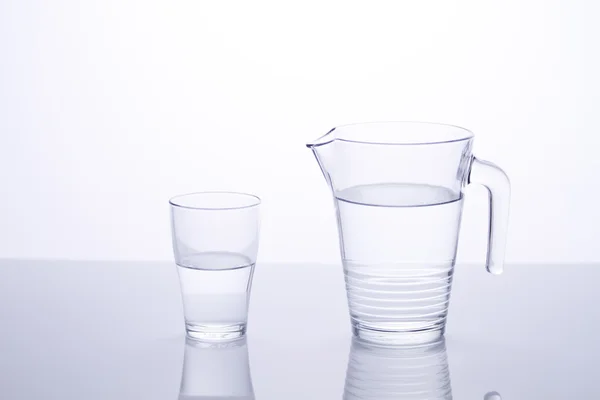 Jarra de vidrio y vaso de agua —  Fotos de Stock