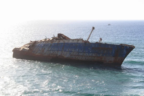 Затонувший корабль на рифе — стоковое фото