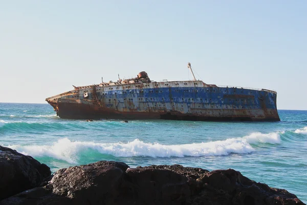 The sunken shipwreck on the reef — Stock Photo, Image