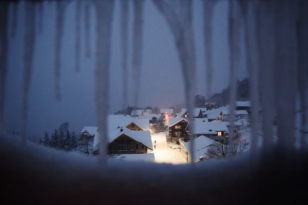 Winters Zwitserse dorp, Zwitserland. — Stockfoto