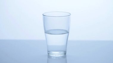 Bir cam içine damlayan su