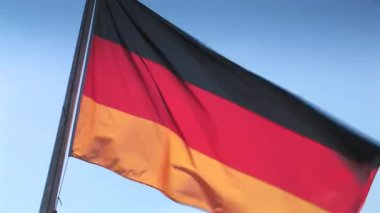 Alman ulusal bayrak rüzgarda sallayarak