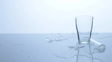 Kırık cam su ile