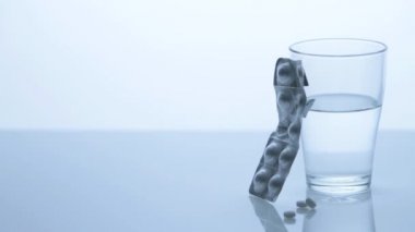 Blister şeridi ile su