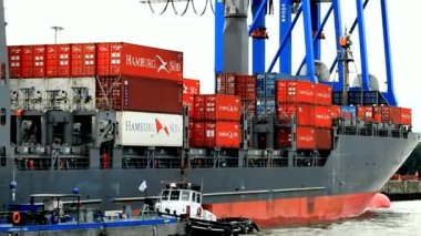 Hamburg limanının konteyner gemisi