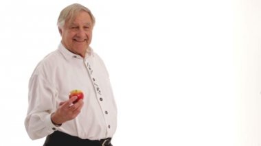 Kıdemli vatandaş bir elma yemek.