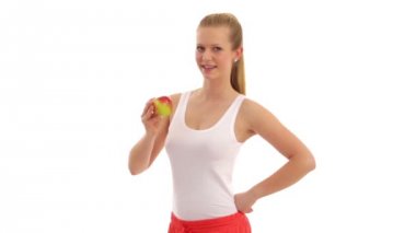 Genç kadın elma yiyor.