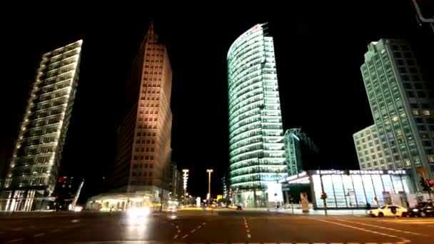 Berlin - potsdamer platz på natten — Stockvideo