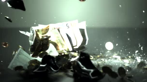 Евро монеты и банкноты падают - Медленное движение — стоковое видео