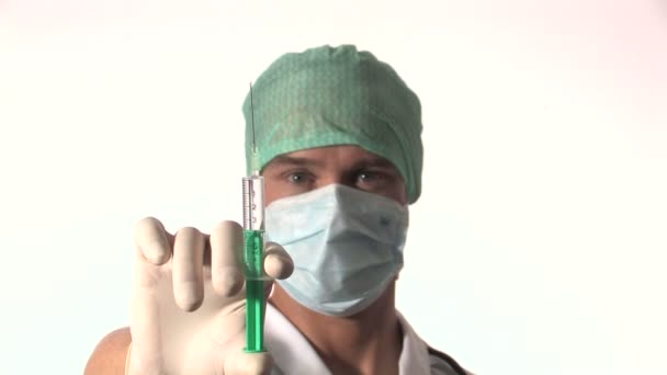 Doctor holding syringe — Stock Video