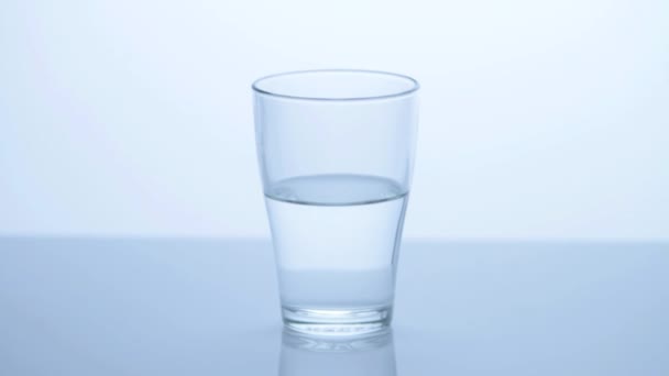 Acqua gocciolante in un bicchiere — Video Stock