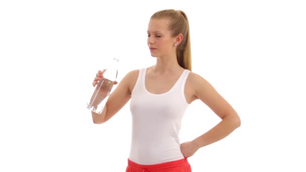 Jonge vrouw drinken water. — Stockvideo