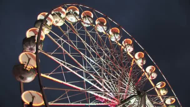 Upplyst pariserhjul på natten — Stockvideo
