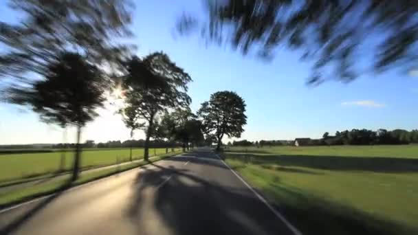 Drijvende Shot - weg bij zonsondergang - Dusk — Stockvideo