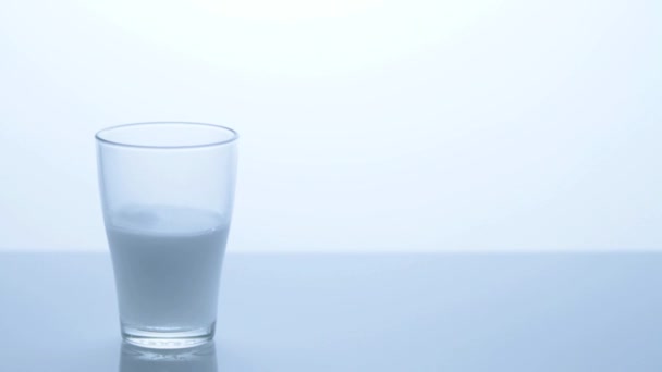 Verre d'eau avec comprimé pétillant 