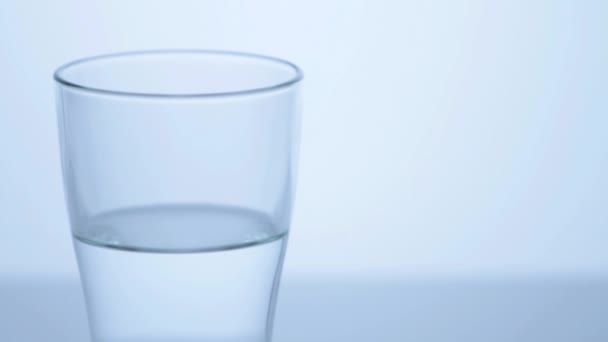 Agua goteando en un vaso — Vídeos de Stock