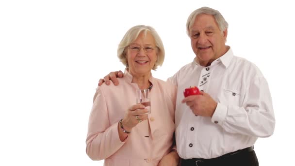 Seniors avec de l'eau et de la pomme . — Video