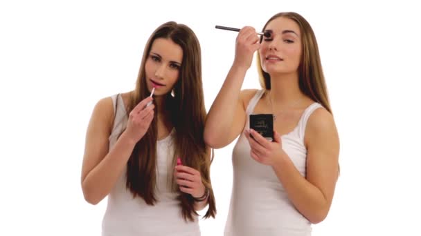 Chicas jóvenes puting en maquillaje — Vídeo de stock