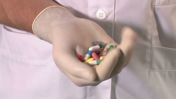 Male hands holding pills — Stock Video