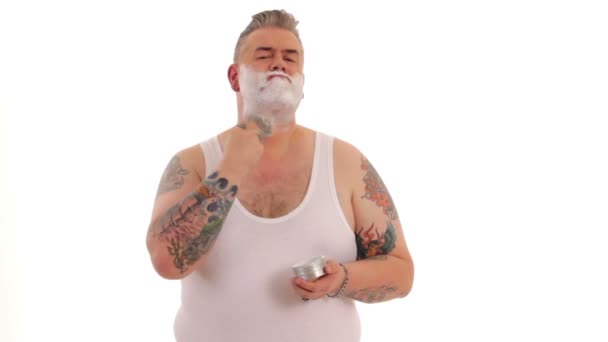 Tattooed man shaves off. — Stock Video