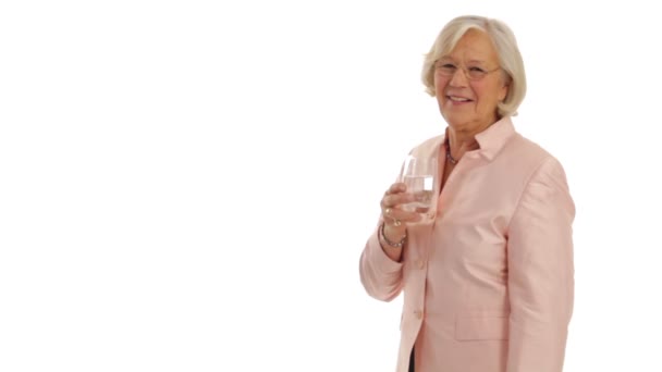 Seniorin trinkt Wasser. — Stockvideo