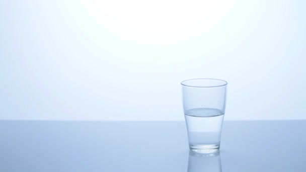 Полный стакан воды — стоковое видео