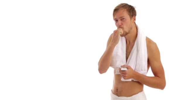 Чоловік чистить зуби — стокове відео