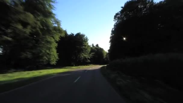 Drijvende Shot - weg bij zonsondergang - Dusk — Stockvideo