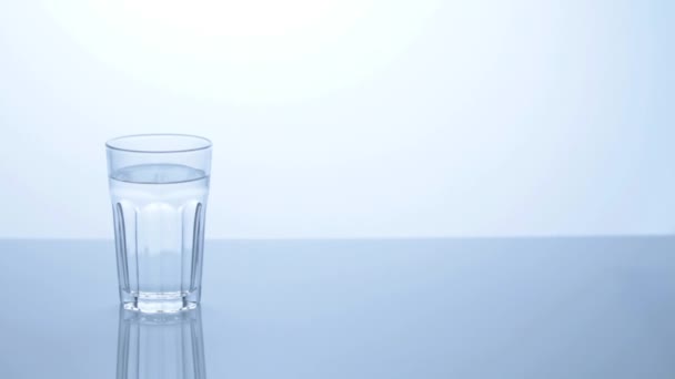 Повна склянка води — стокове відео