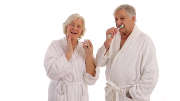 Senior paar in badkamer — Stockvideo