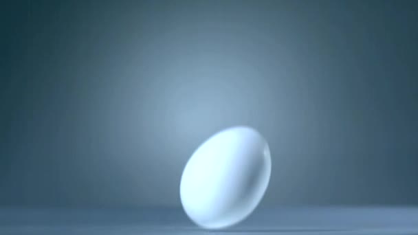 Egg falls down in slow motion - 1050 fps — Stock Video