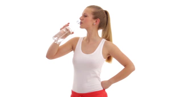 Jeune femme boit de l'eau. — Video