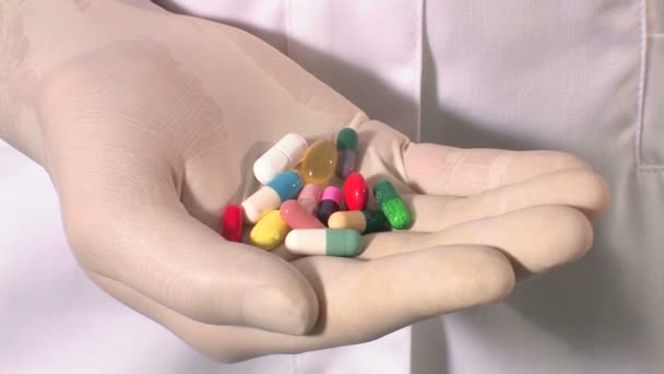 Чоловічі руки тримають таблетки — стокове відео