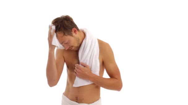 Jovem homem secando o cabelo — Vídeo de Stock