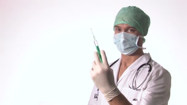 Doctor holding syringe — Stock Video