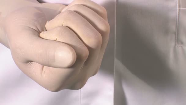 Чоловічі руки тримають таблетки — стокове відео