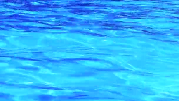 Bir Yüzme Havuzu su yüzeyi. — Stok video