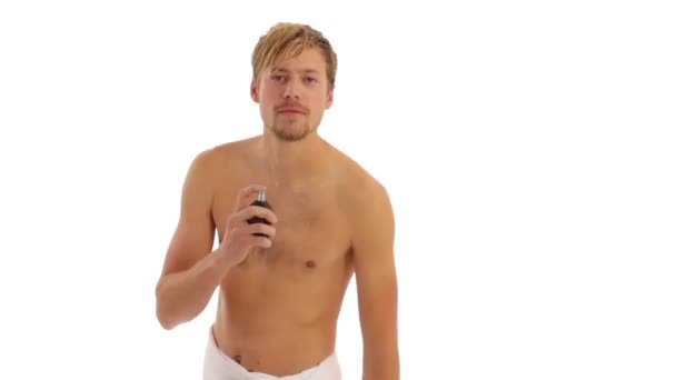 Jeune homme blond pulvérise du parfum — Video