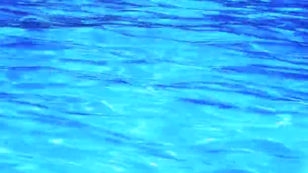 Surface d'eau d'une piscine . — Video