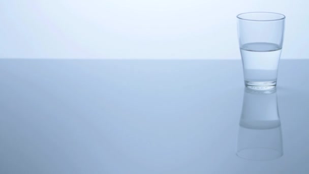 verre d'eau sur fond bleu